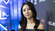 娱乐吃瓜女生主持戴眼镜,眼镜女主播的娱乐吃瓜盛宴